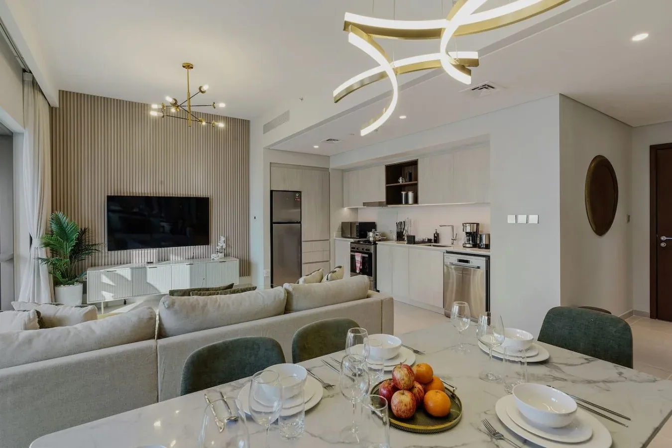 Una sala-comedor de concepto abierto con cocina y una mesa puesta.