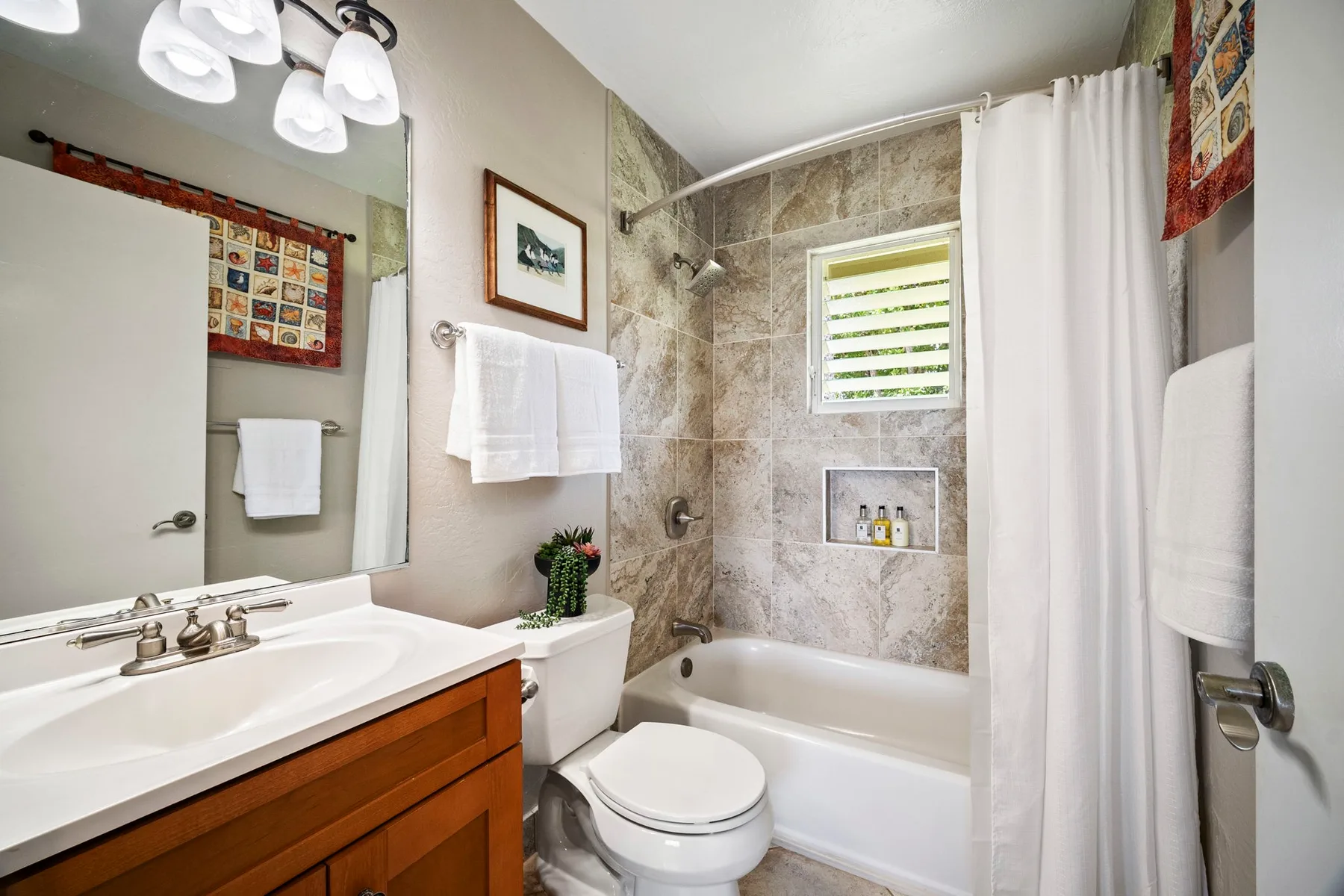 Un baño con bañera, ducha, inodoro y lavabo.