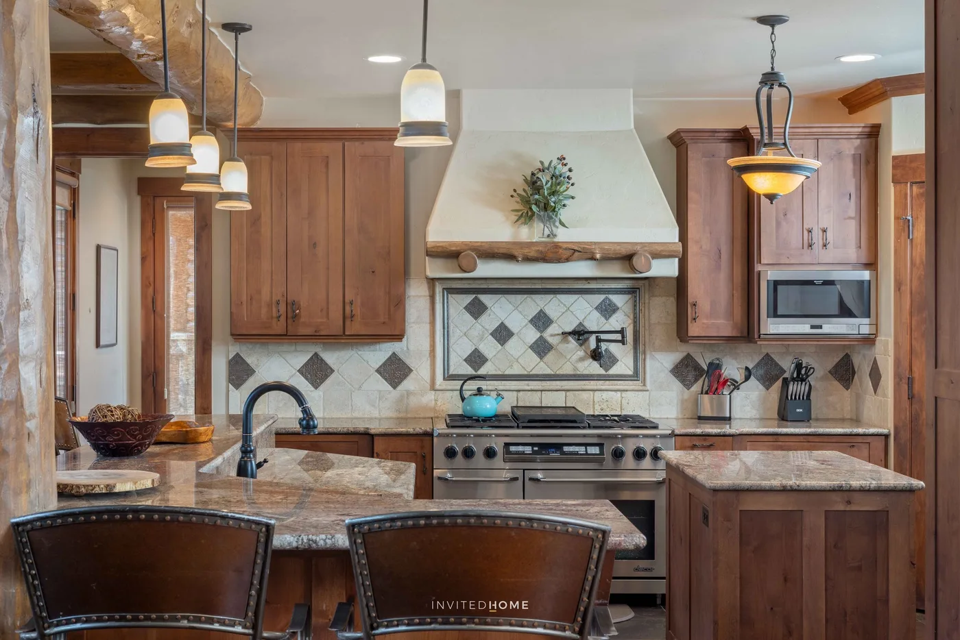 Una cocina con paneles de madera, una estufa amplia y un salpicadero de azulejos.