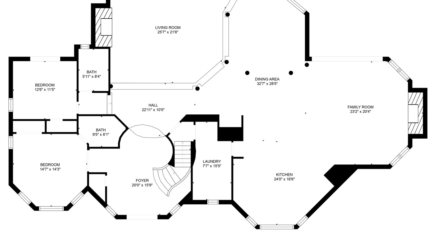 Un plano en blanco y negro muestra varias habitaciones alrededor de un pasillo central y un comedor.