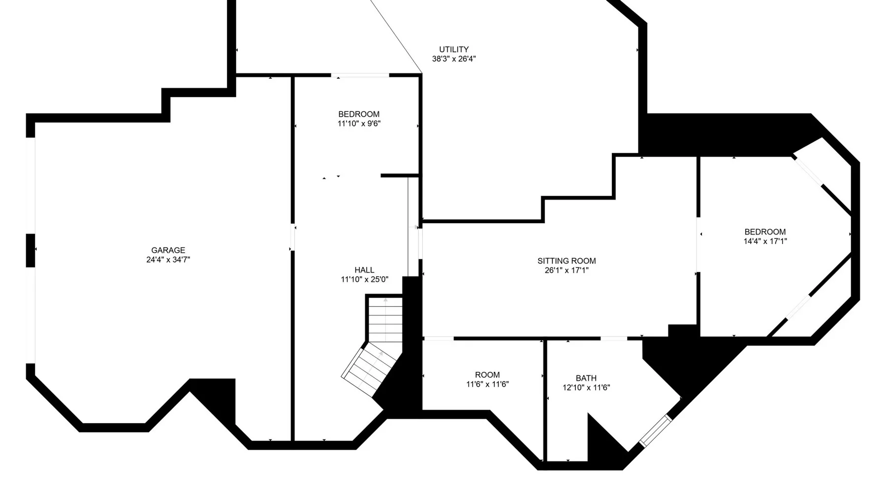 Un plano en blanco y negro muestra un garaje, cuarto de servicio, dormitorios, sala de estar, pasillo y baño.
