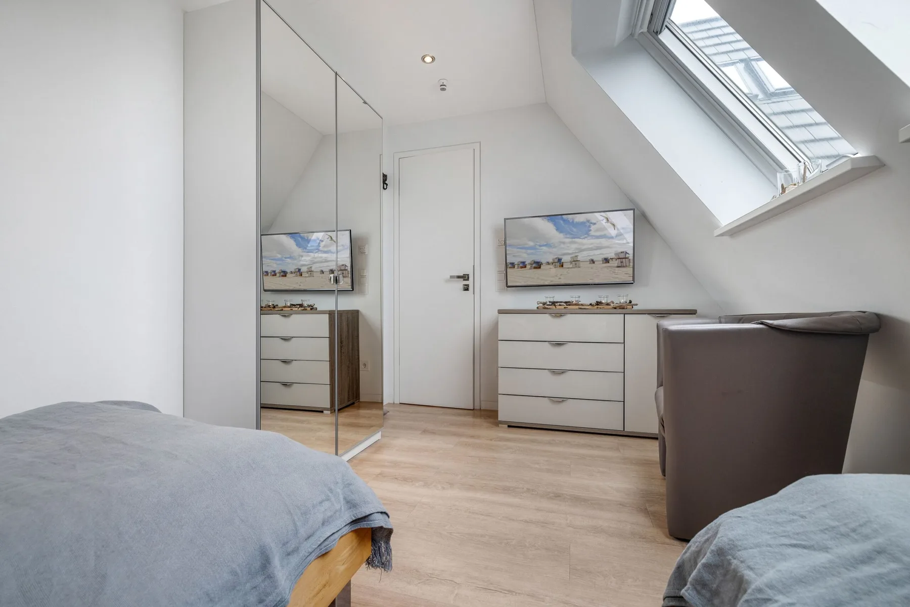 Strandnah gelegenes, sehr komfortables 3-Raum-Appartement im Ober & Dachgeschoss