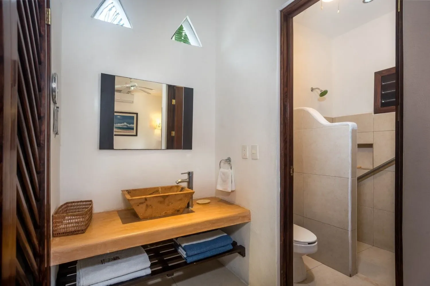 Mueble de lavabo y zona de ducha contigua.