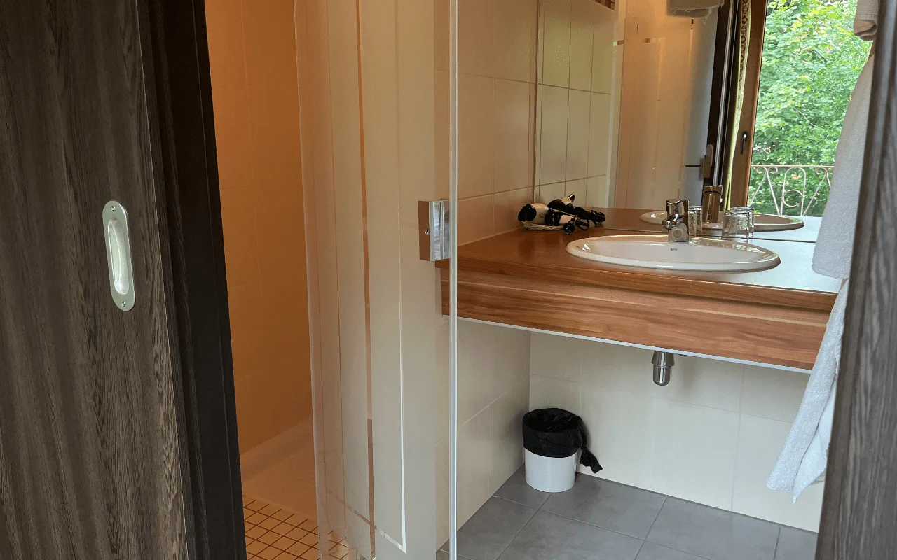 Habitación con dos camas individuales y ducha