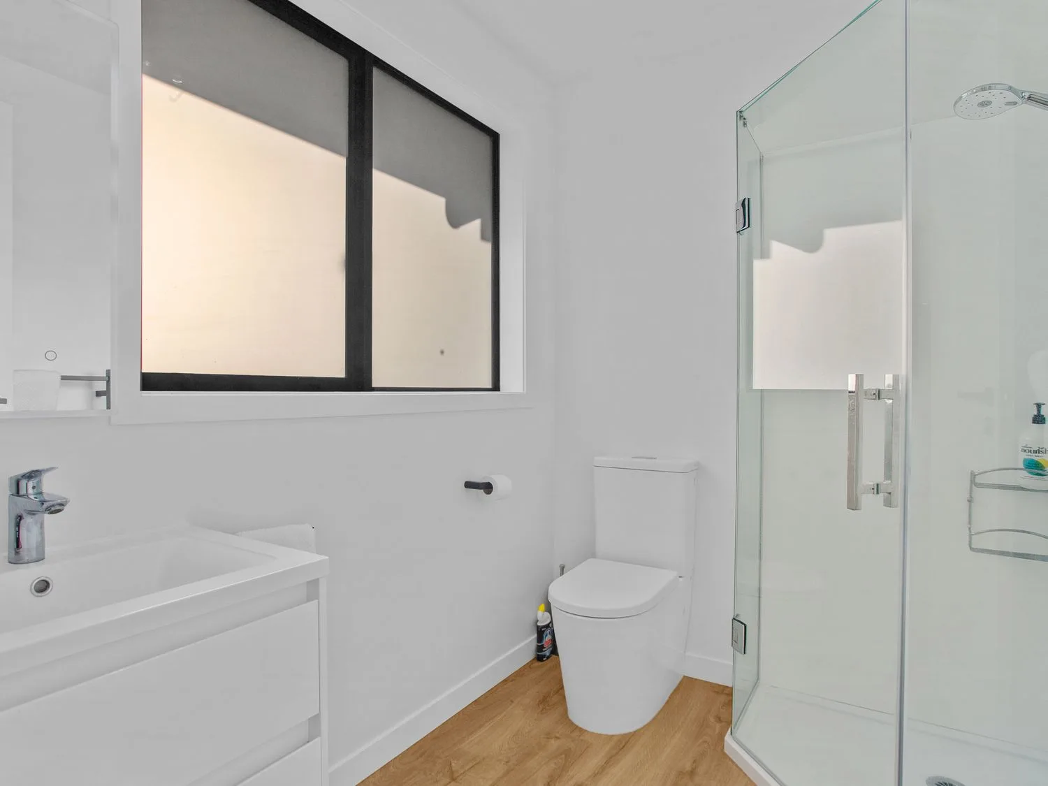 Un baño con lavabo, inodoro y ducha.