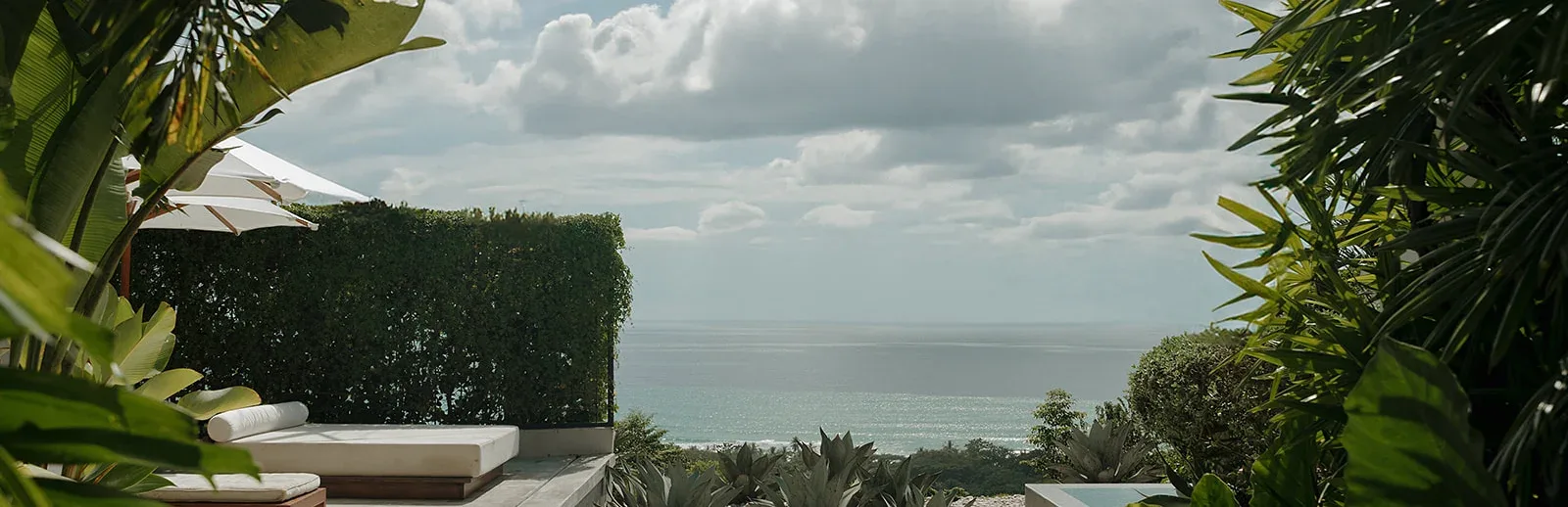 Exterior de la propiedad Sky House y entorno con vistas al océano