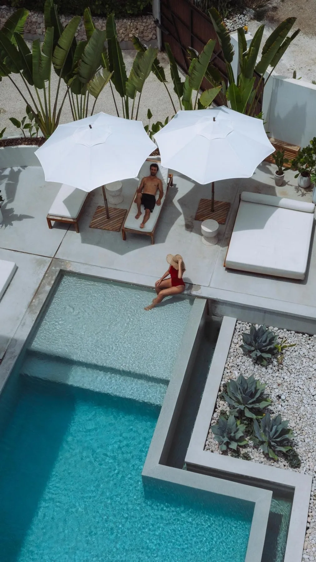 Piscina infinita de Sky House y vista al océano