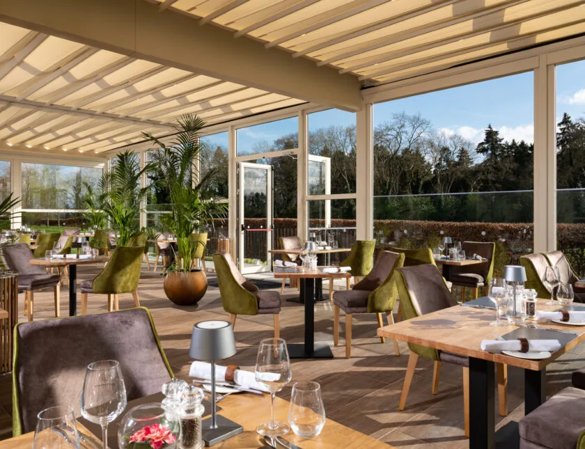 Comidas al aire libre en el patio de Earth & Vine