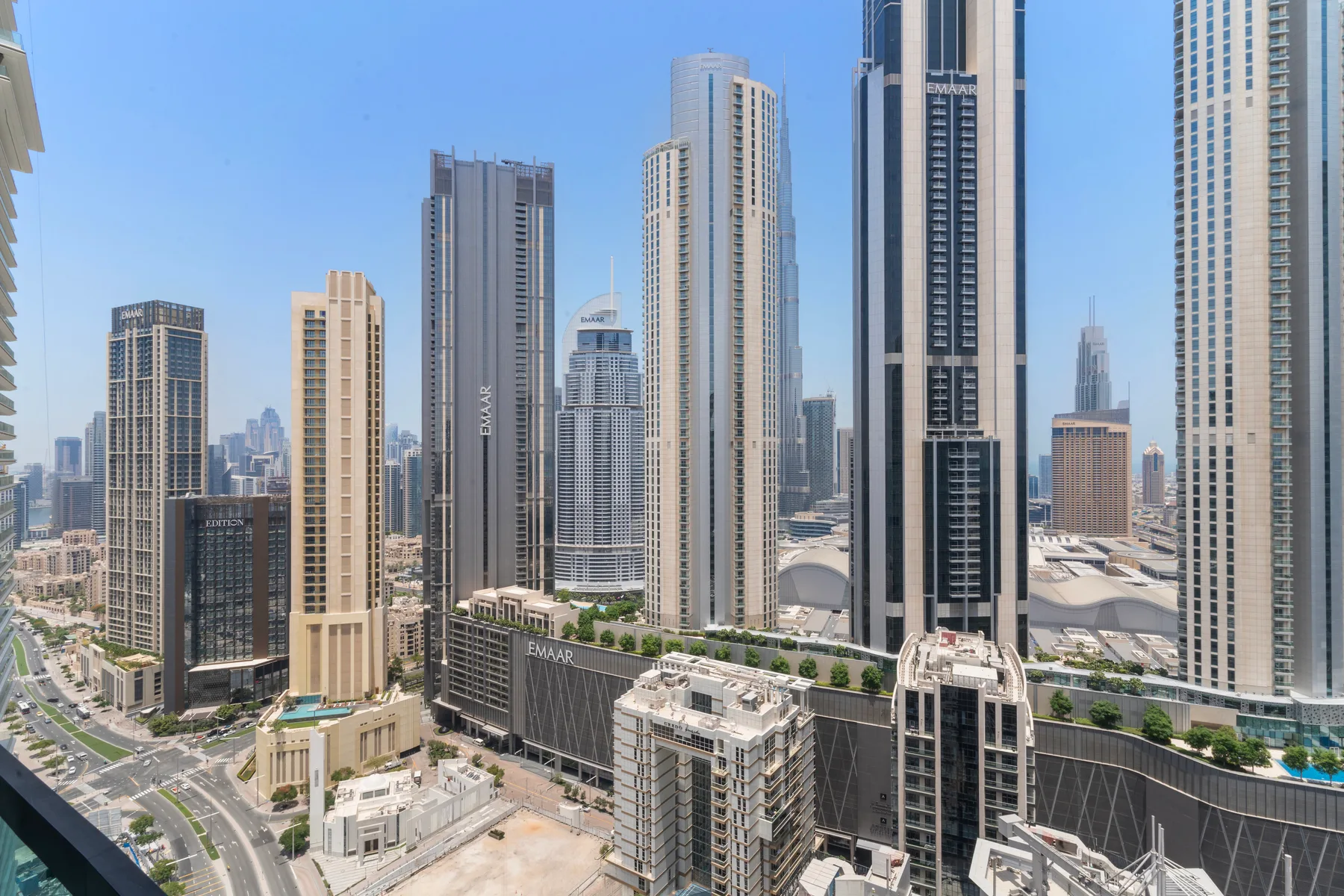 Un horizonte urbano de altas torres modernas bajo un cielo azul despejado.