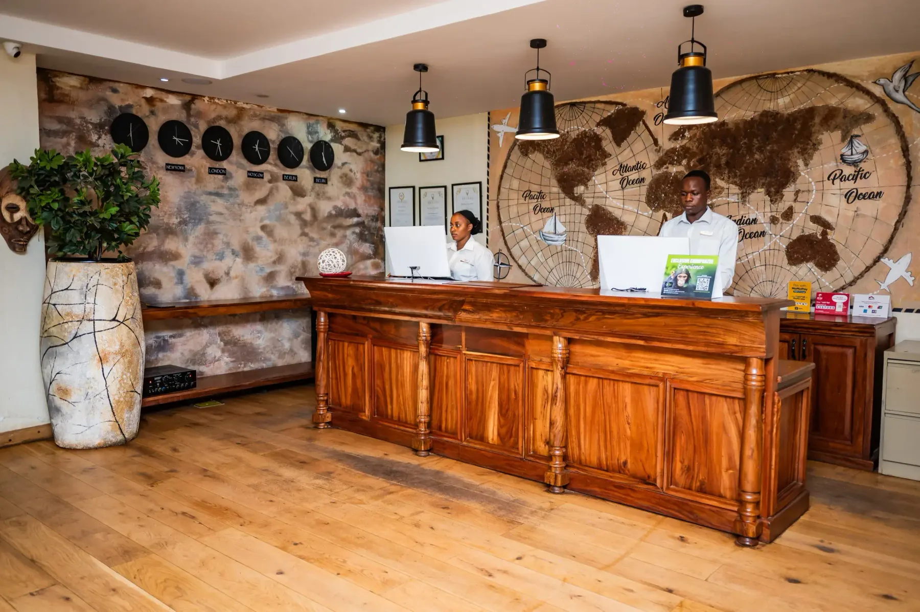 Mostrador de recepción del hotel con un mapamundi pintado