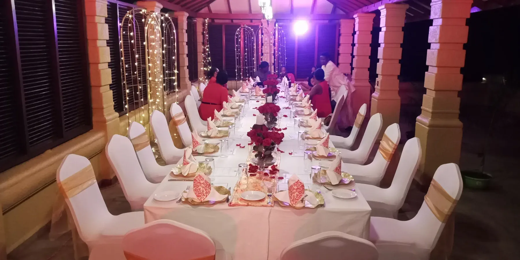 Montaje para banquete bajo guirnaldas de luces