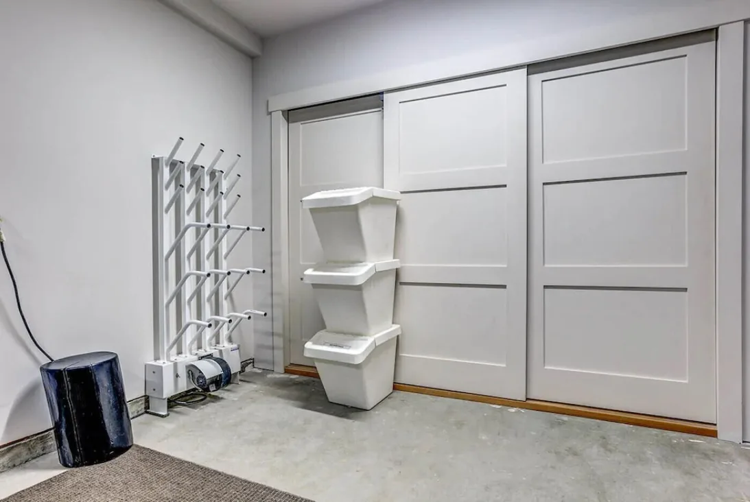 Un cuarto de servicio con puertas grandes de paneles y un estante de pared.