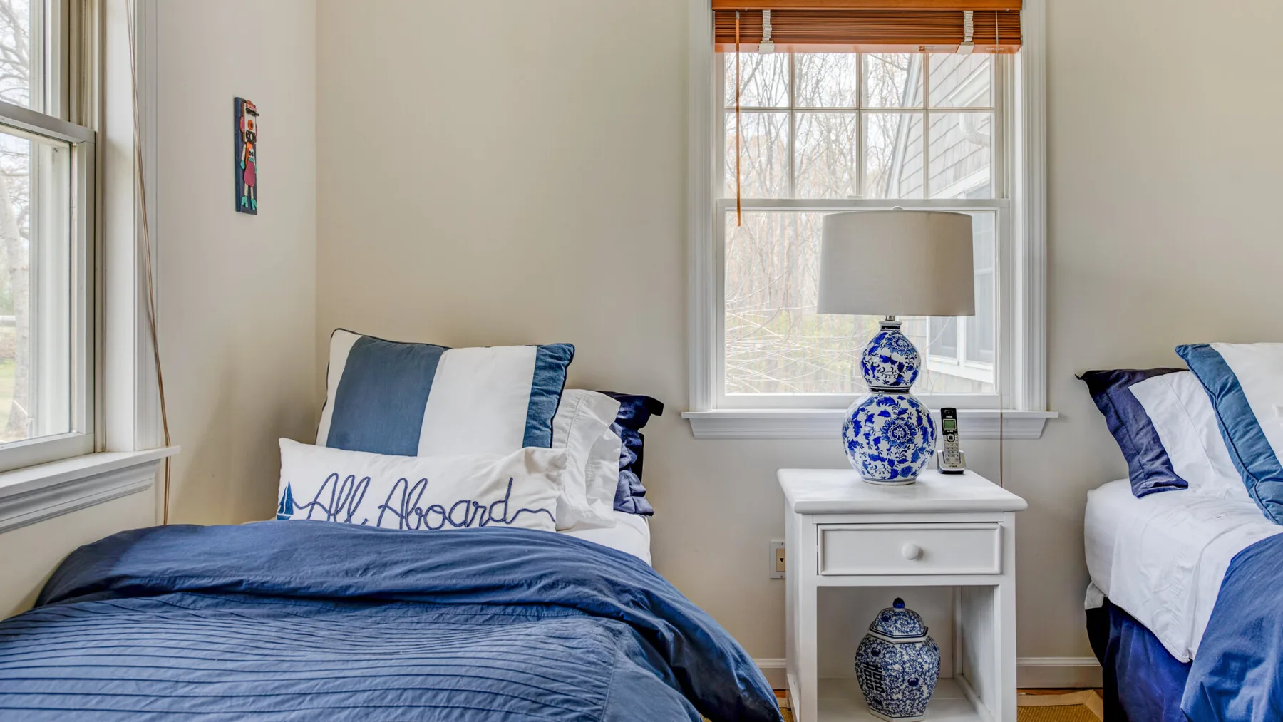 Un dormitorio con camas vestidas con ropa de cama azul y blanca.