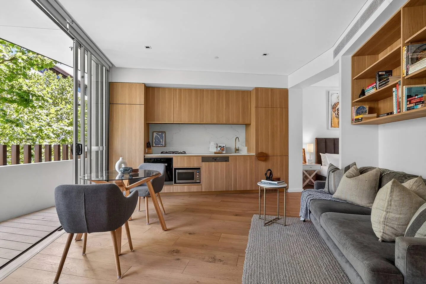 La acogedora distribución conecta con fluidez la sala de estar, el comedor y el dormitorio, ofreciéndote un espacio tranquilo y bien conectado, diseñado para una vida cómoda.
