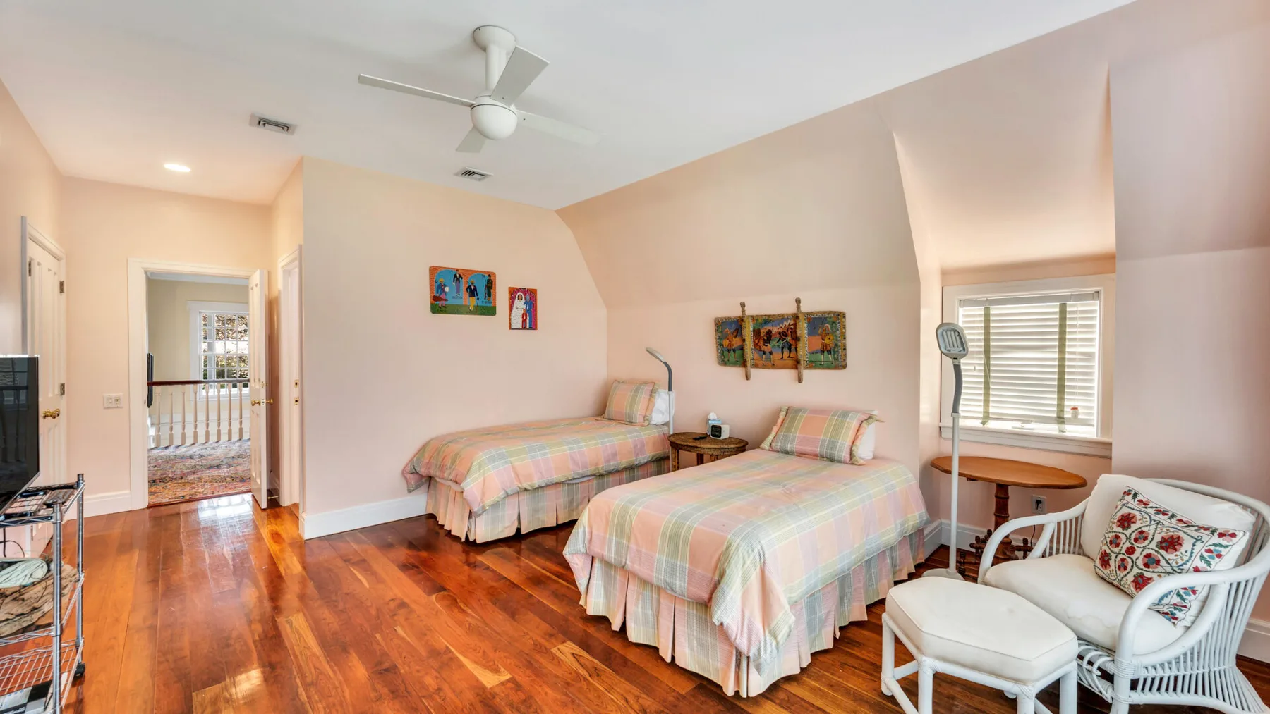 Un dormitorio con dos camas y una ventana con persianas.