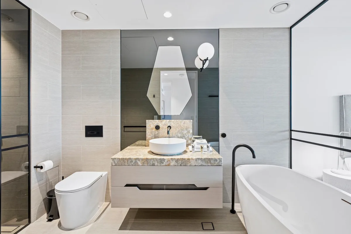 Un baño moderno cuenta con lavabo, inodoro y bañera.