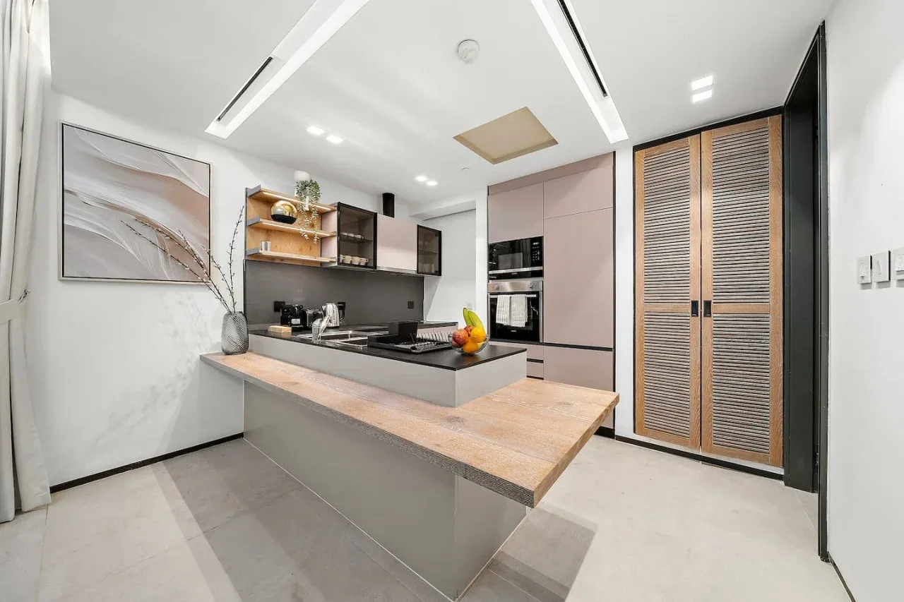 Una cocina moderna con una isla central y electrodomésticos integrados.