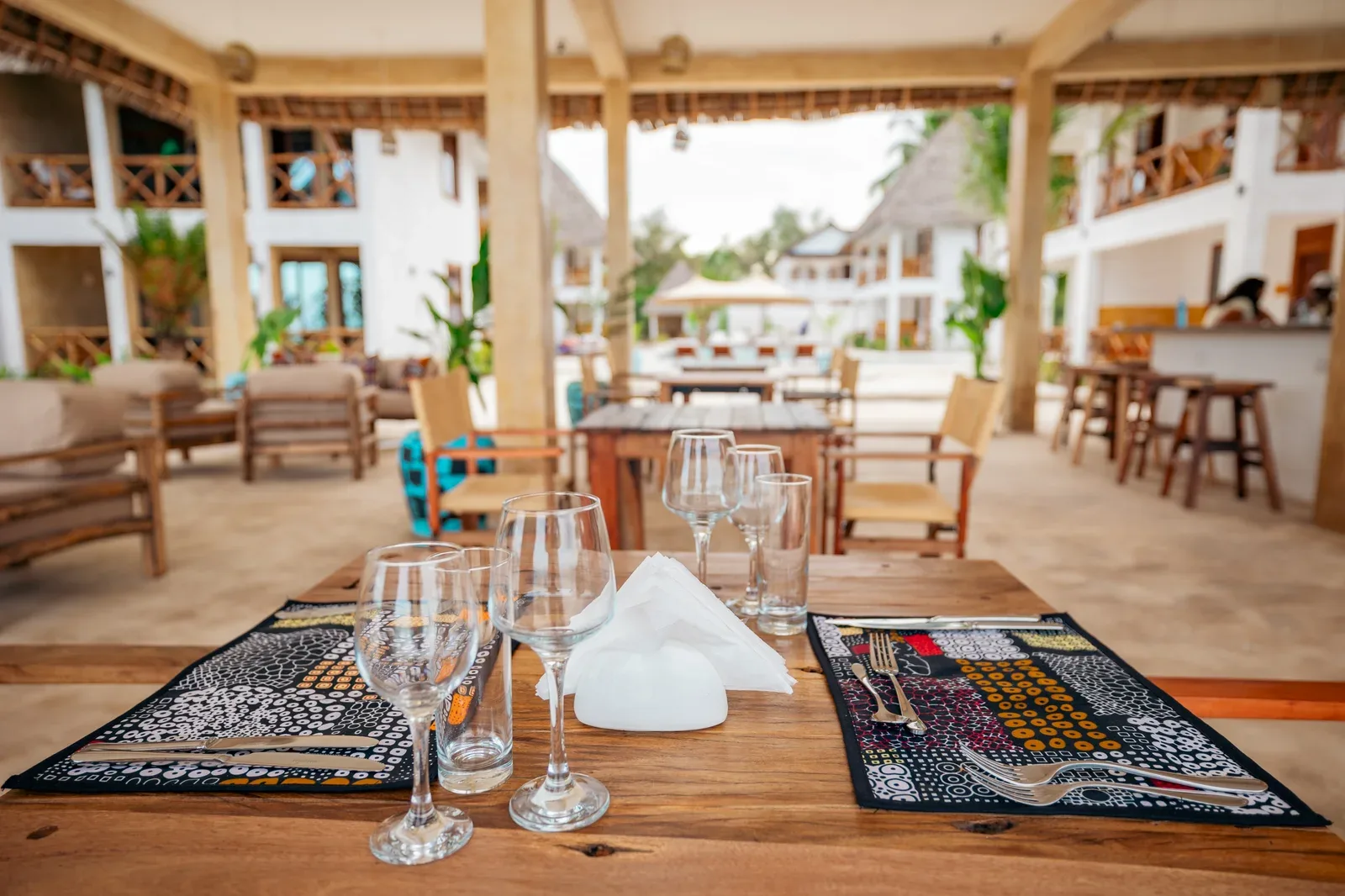 Mesas del restaurante Ocean Breeze con vistas a la playa