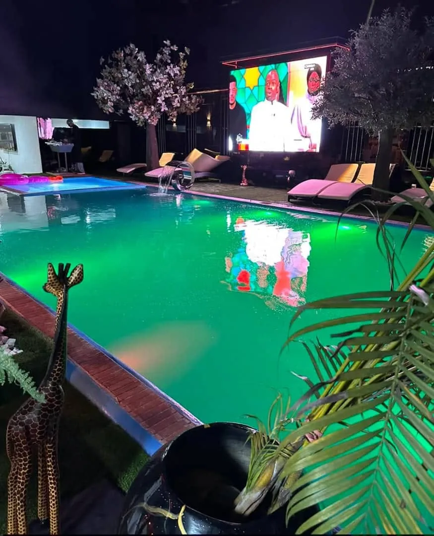 Piscina en el Hotel Exotic Plaza