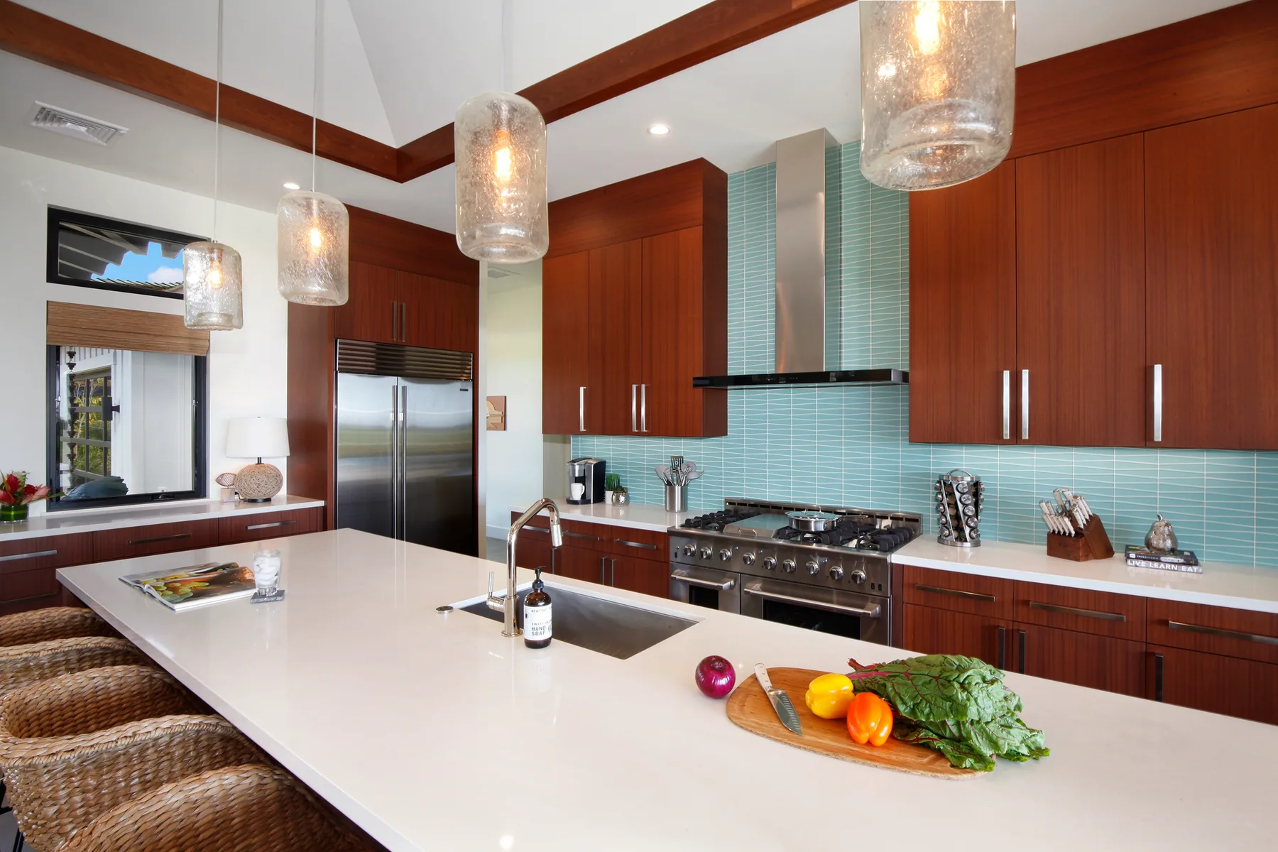 Una cocina amplia con gabinetes de madera rojiza y una isla grande.