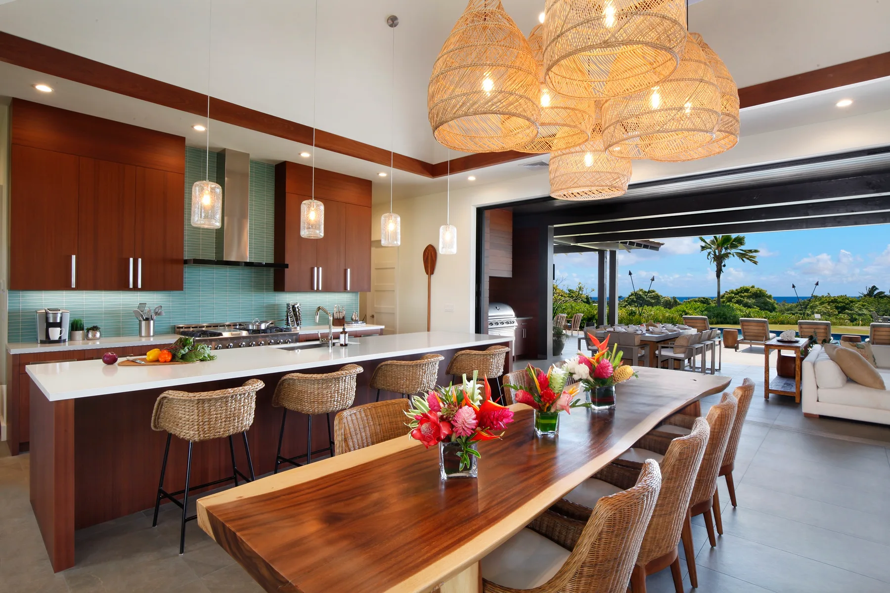 Una cocina y comedor de planta abierta se abren a un patio con vistas al mar.