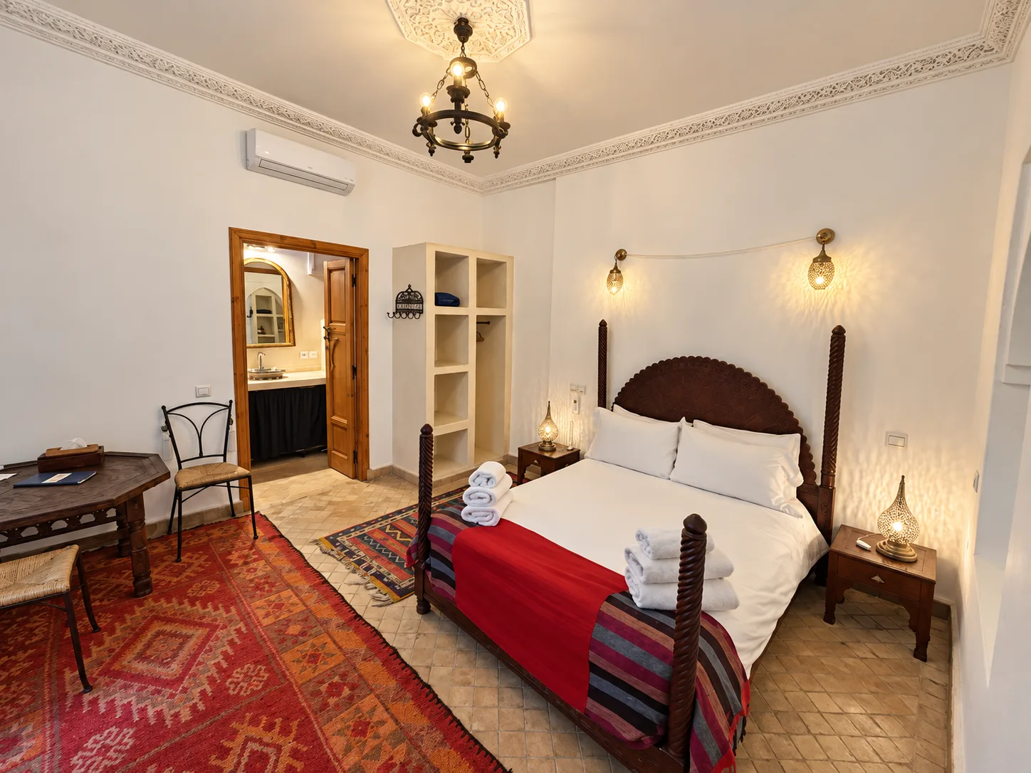 La habitación Atlas con una cama de tamaño queen y asientos