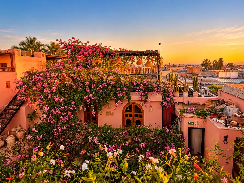 Patio de Riad Chameleon al atardecer