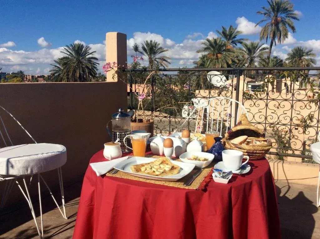 Mesa preparada para el desayuno en una terraza en la azotea