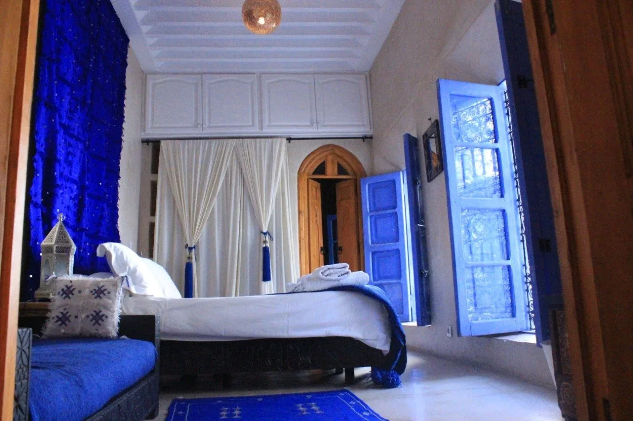La habitación Palm con detalles en azul y blanco