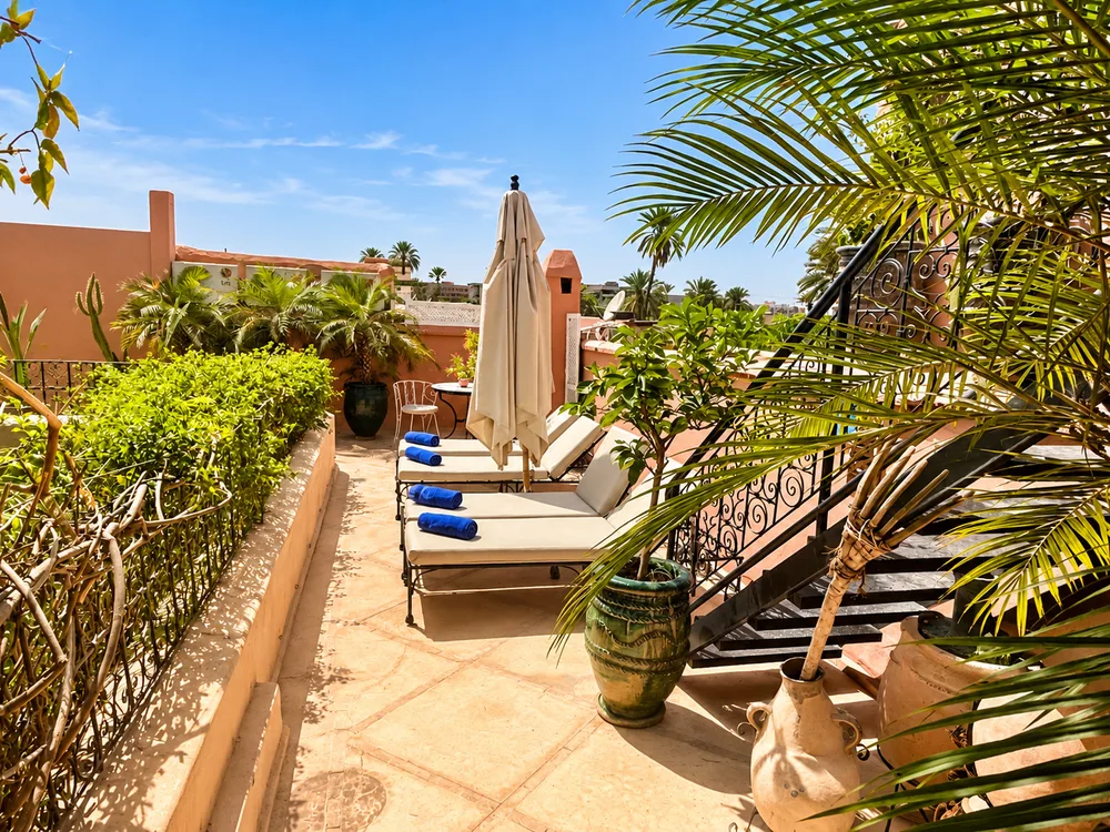Terraza de Riad Chameleon con toallas azules