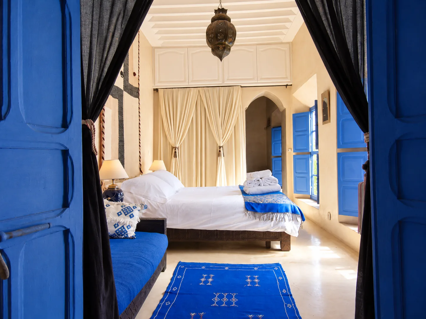Dormitorio con puertas y contraventanas azules