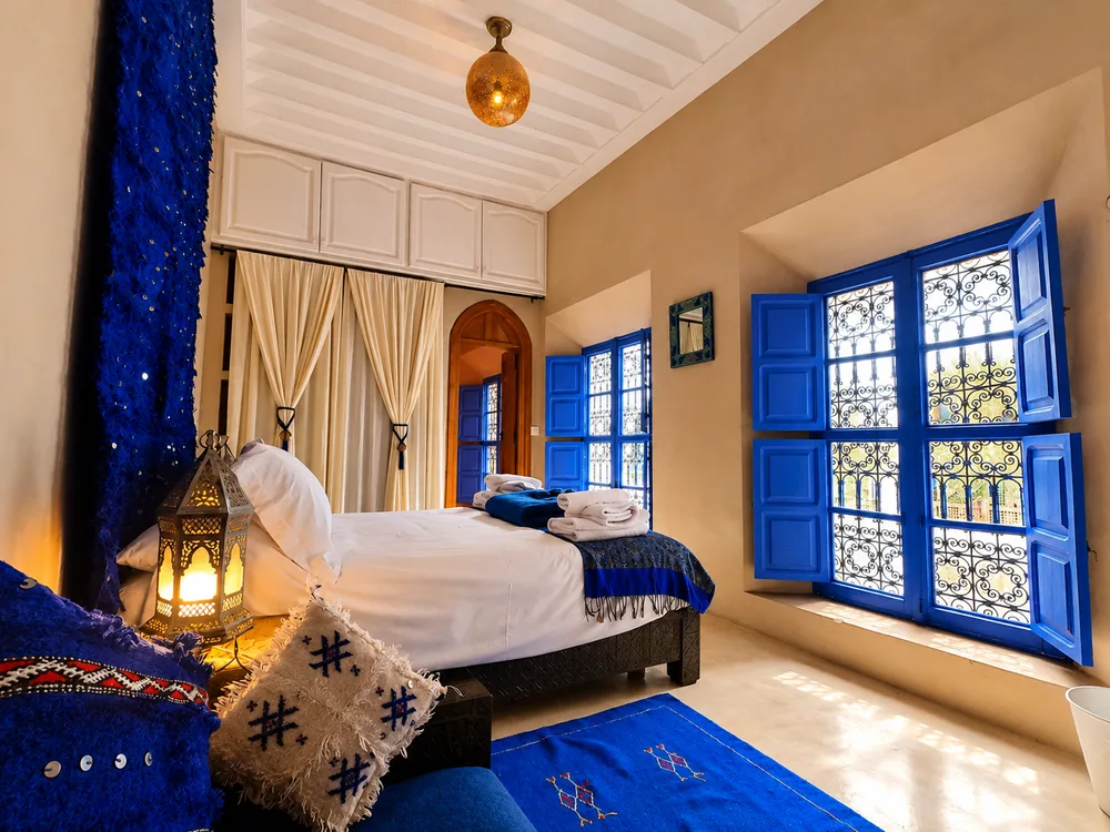 Dormitorio iluminado por el sol en Riad Chameleon