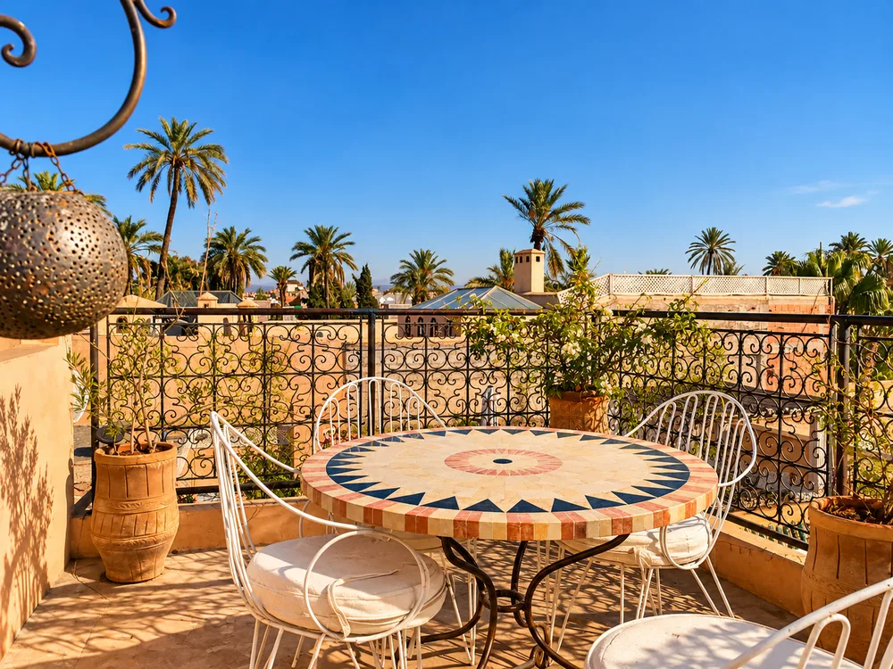 Mesa de mosaico en la terraza de Riad Chameleon
