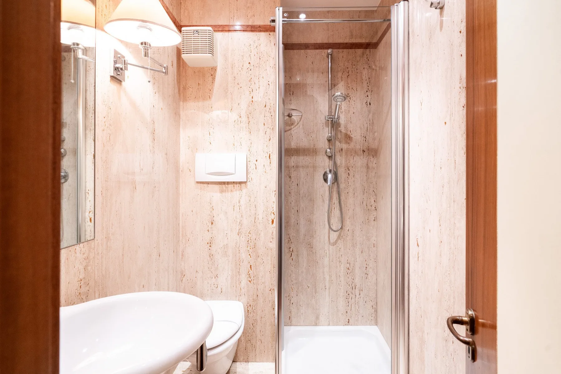 Un baño con ducha, inodoro y lavabo.