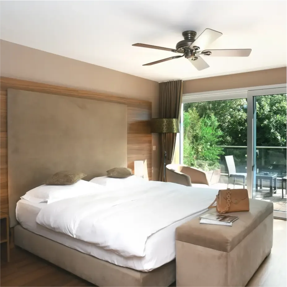 Cama y terraza orientada al bosque de la habitación Deluxe Spa