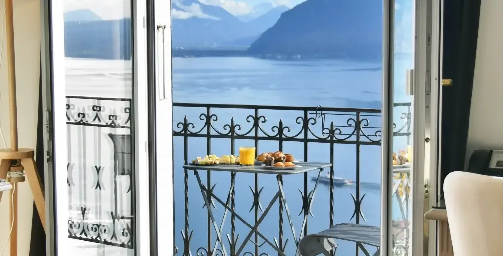 Desayuno en un balcón con vistas al lago