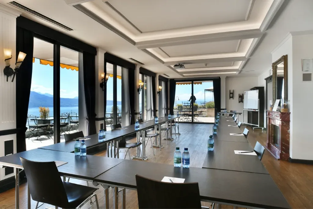 Sala de conferencias con terraza privada sobre el lago Lemán