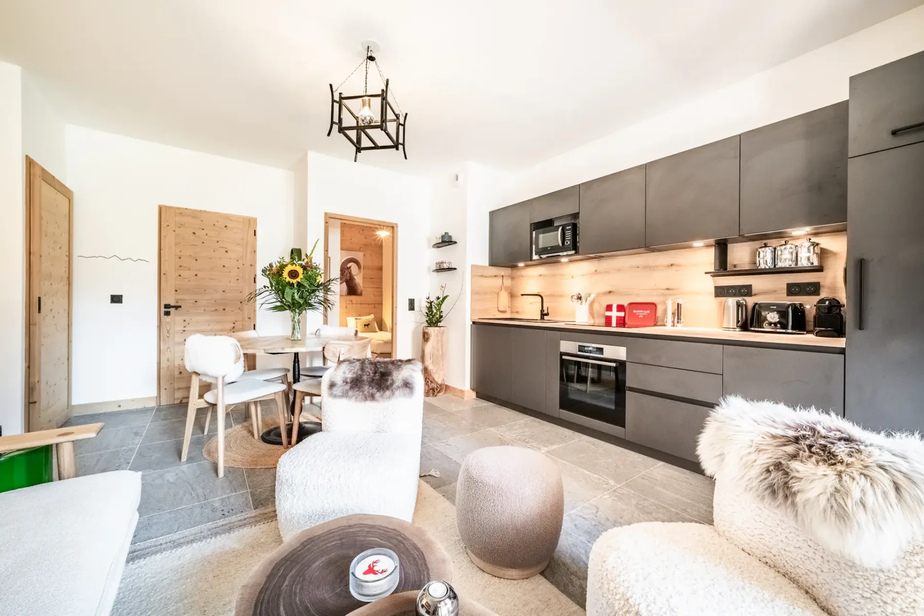 Sala de estar y cocina de planta abierta con mesa de comedor y zona de asientos.