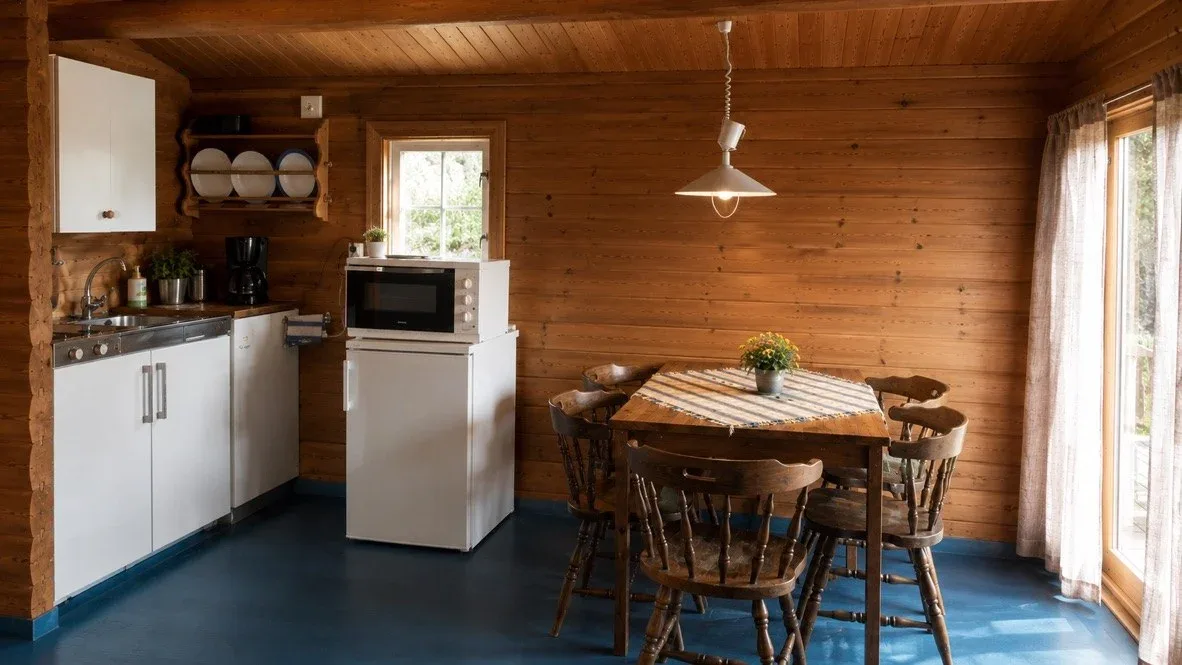 Cocina y zona de comedor de la cabaña