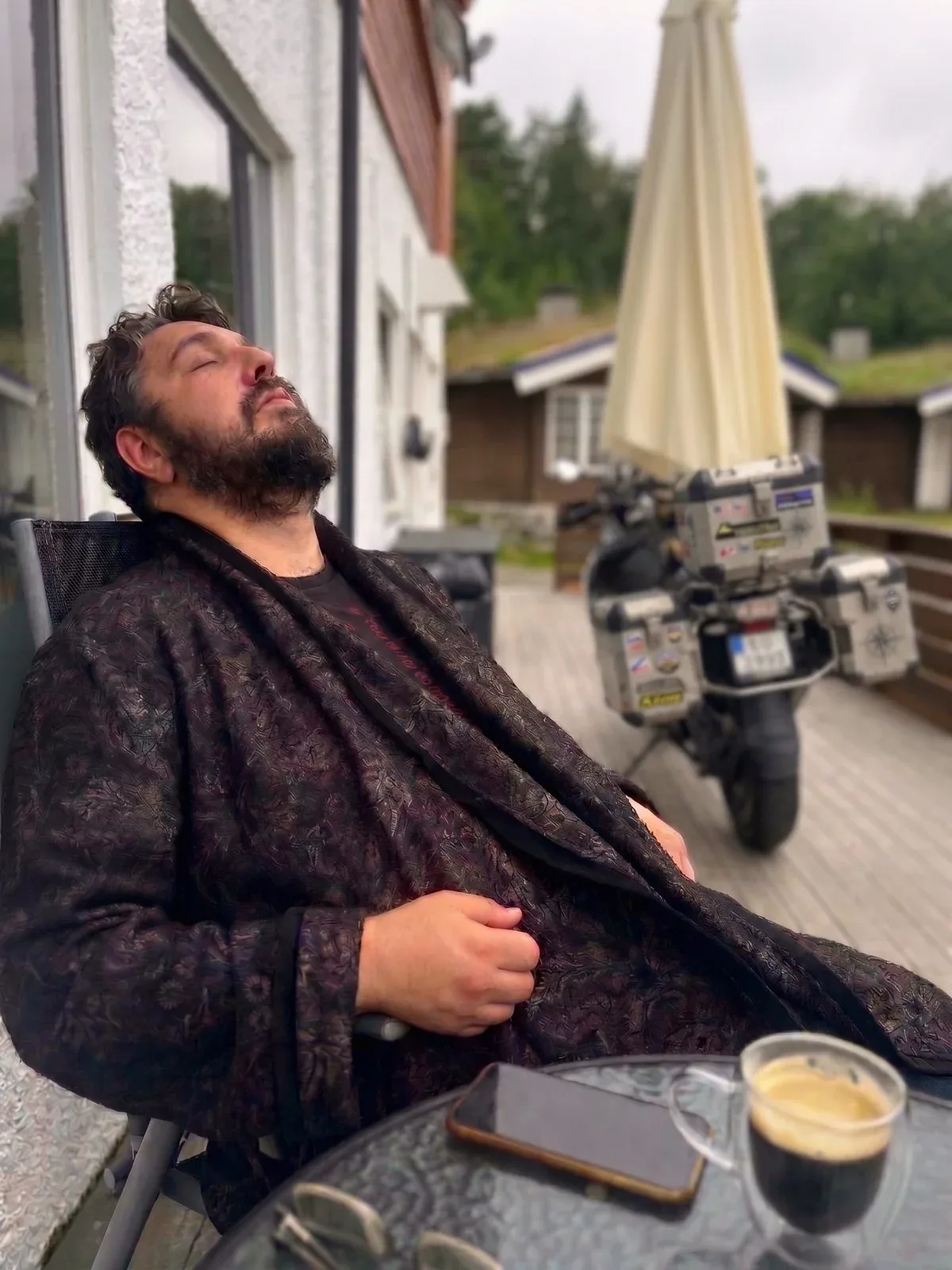 Huésped descansando en la terraza