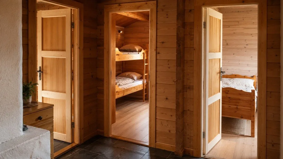 Dormitorio de la cabaña con litera y cama individual
