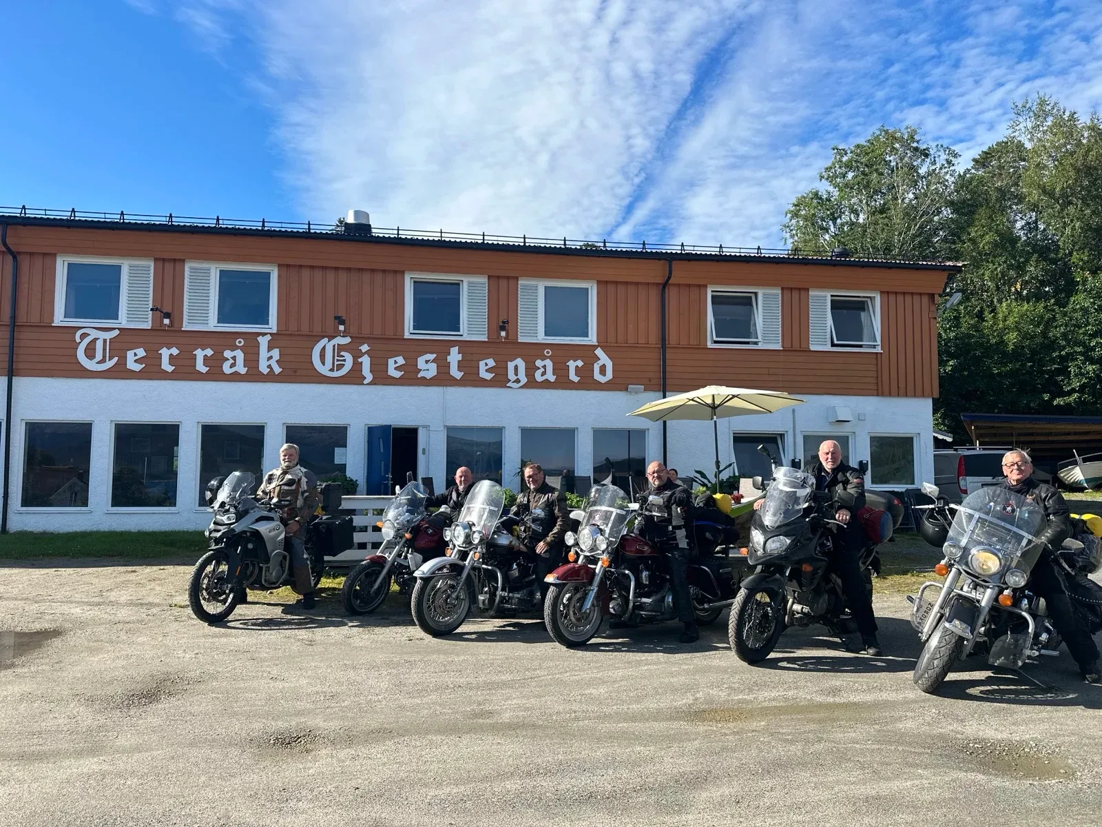Grupo de motociclistas frente a Terråk Gjestegård