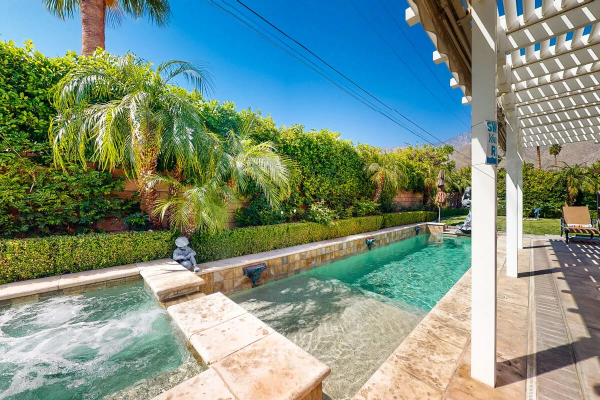 Sunny Dunes Oasis