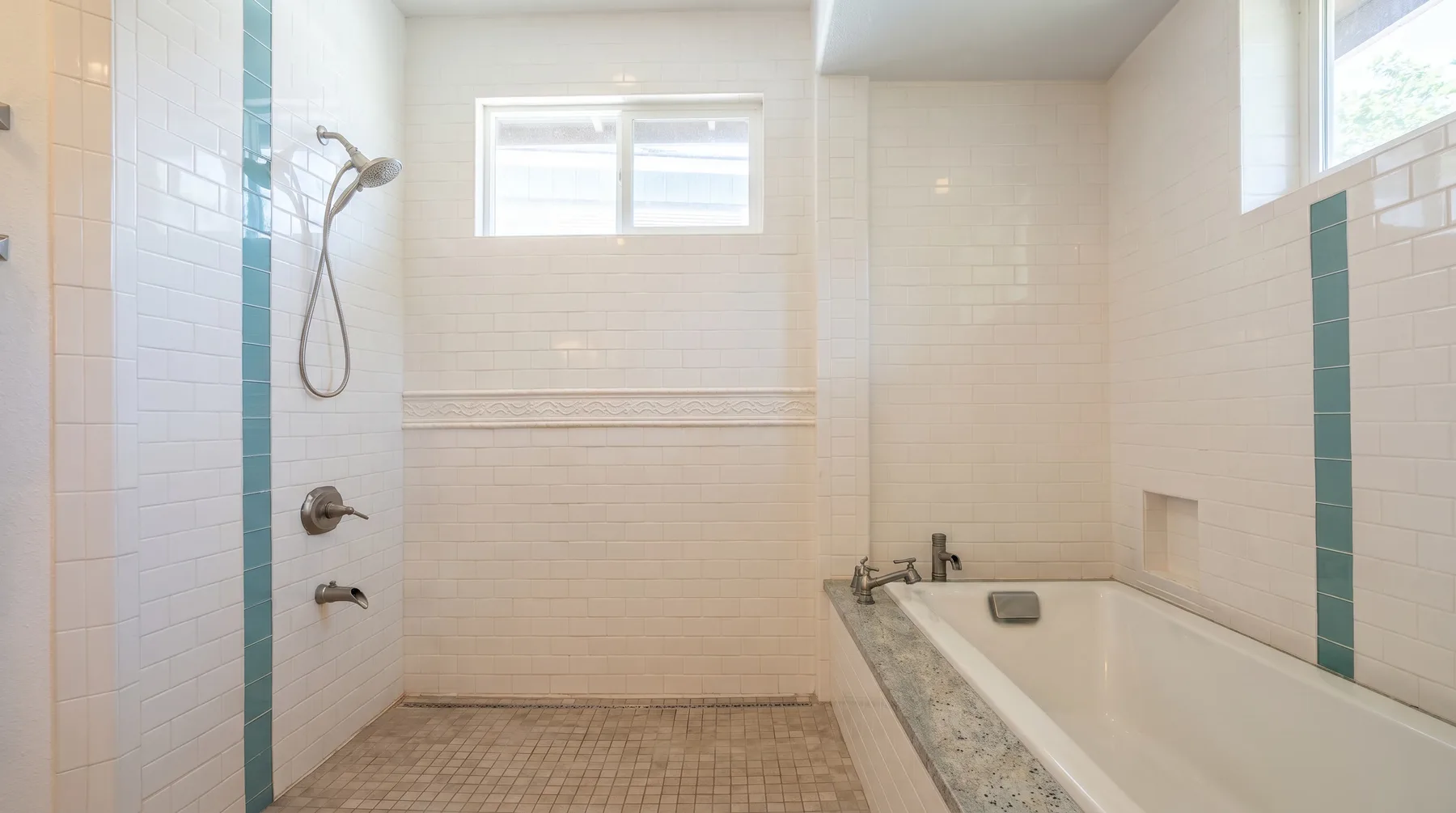Un baño alicatado con bañera y ducha.