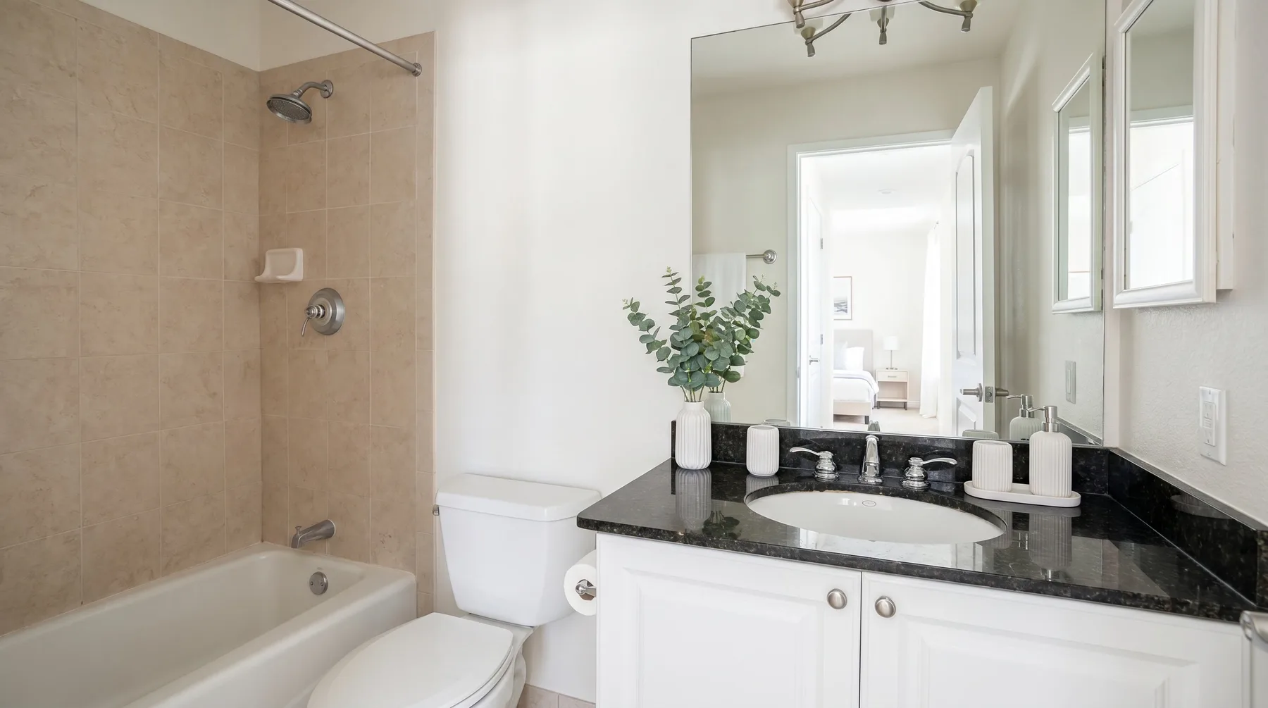 Un baño con bañera y un tocador con lavabo.