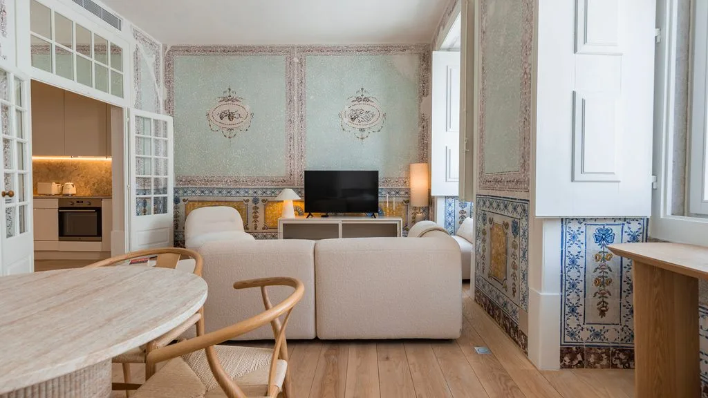 Una sala de estar con asientos, un televisor y una mesa de comedor.