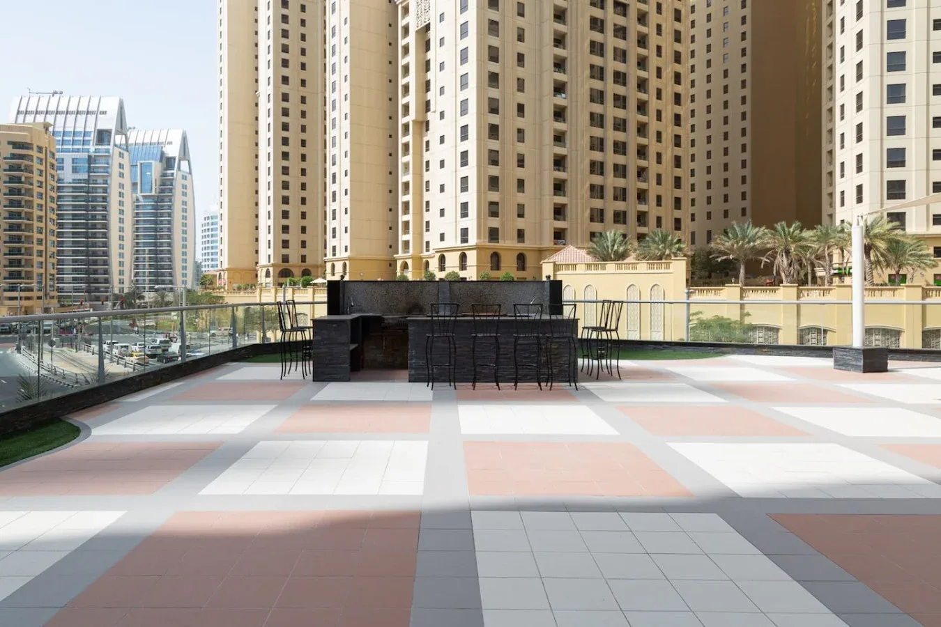 Una terraza en la azotea con patio embaldosado y asientos al aire libre.