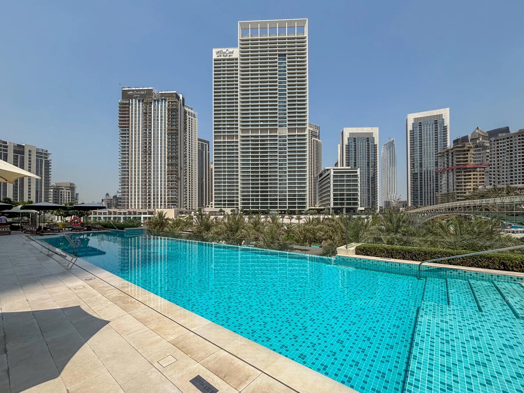 Una piscina en la azotea ofrece vistas de varios edificios altos.