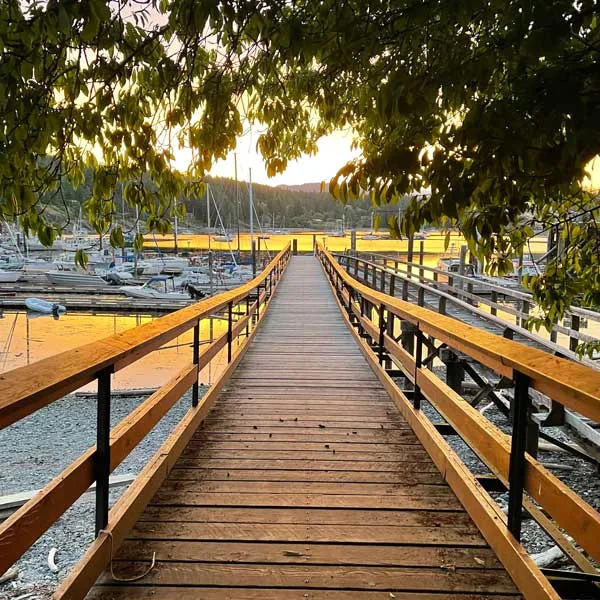 Puerto deportivo de Heriot Bay al atardecer