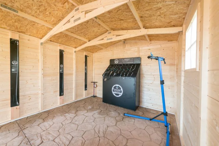 Un cuarto de equipos de madera con una máquina central y un soporte azul.